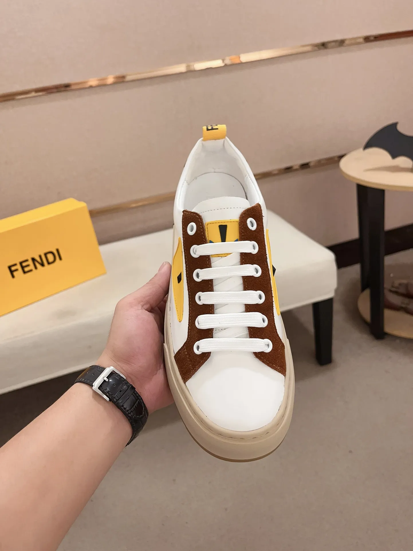 Men's shoes💰: 400💰[Fendi] Fendi's latest casual shoes for men! Available at counters simultaneously! A one-to-one replica of the original. All imported official website one-to-one cowhide fabric. The interior is made of top-grade sheepskin, and the original factory-supplied rubber outsole is used. Leading new fashion concepts. Matching code: 38-44. (can be customized for 45 non-refundable)